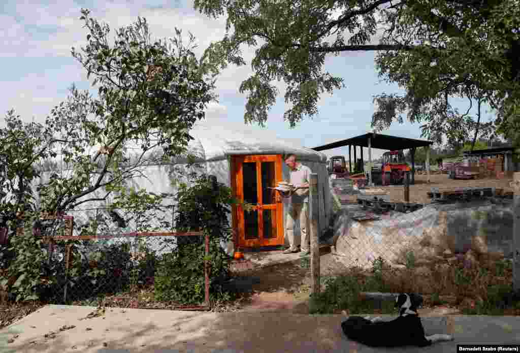 Погани говорит, что мир изменился и люди должны приспосабливаться к более низкому уровню комфорта, и добавляет: «Отапливать квартиры до 26 градусов по Цельсию — большая роскошь»