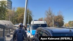 Полицейские задерживают активистов перед консульством России в Алматы. 12 октября 2022 года