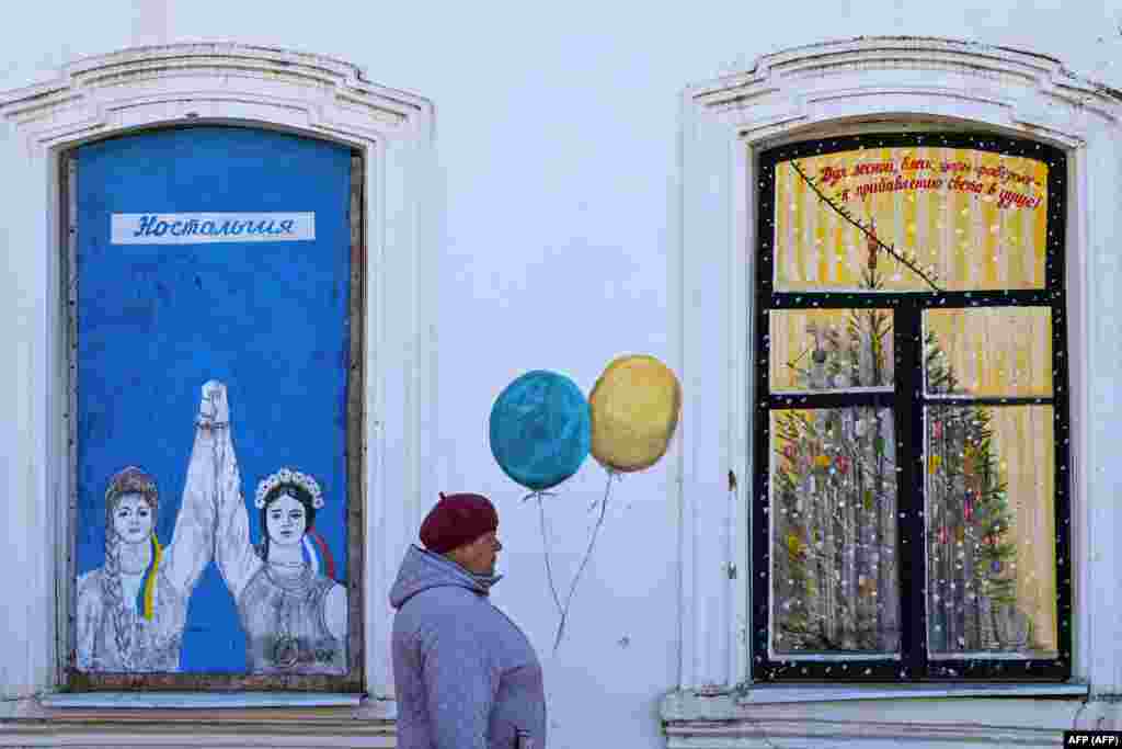 Kjo fotografi në qytetin rus Borovsk, më 14 prill, shfaq gra ukrainase dhe ruse duke ia mbajtur dorën njëra-tjetrës, me fjalën “nostalgjia” të shkruar mbi to. Murali është realizuar nga 84-vjeçari Vladimir Ovchinnikov, i cili prej shumë dekadash pikturon murale në ndërtesa në këtë qytezë të vogël në jug të Moskës, dhe përreth saj.