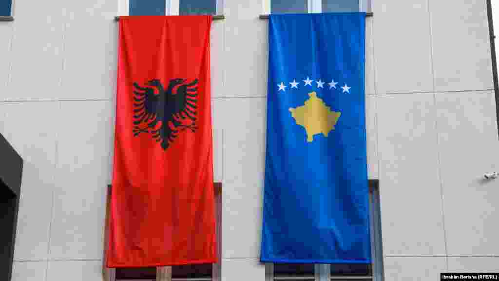 Flamuj të Shqipërisë dhe Kosovës janë vendosur në një ndërtesë në qendër të Prishtinës më 28 nëntor 2021. 