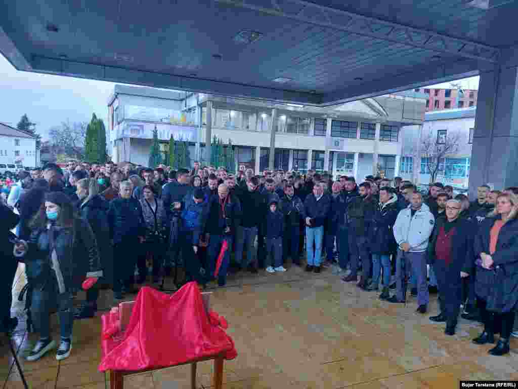 Qytetarët në Komunën e Deçanit u mblodhën më 27 nëntor për të kujtuar tri viktimat e sulmit me armë zjarri ndaj një autobusi që po bartte nxënës nga Gjakova në Deçan. 