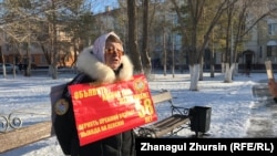 Ольга Смирнова әйелдерге зейнет демалысына 58 жастан шығуына мүмкіндік беруді талап етіп тұр. Ақтөбе қаласы, 27 қараша 2021 жыл.