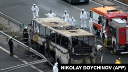 Остатоци од автобусот.