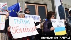 Ukrainians and Russians hold an anti-war protest in Yerevan’s Freedom Square as Russian President Vladimir Putin visits the Armenian capital for a CSTO summit. November 23, 2022.
