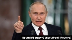 Орусиянын президенти Владимир Путин Москвадагы Жаштар саясаты боюнча мамлекеттик кеңештин жыйынынан кийинки маалымат жыйында сүйлөп жатат. 22-декабрь, 2022-жыл. Жаңылыкка тиешеси жок.