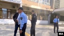 Полицијата пред средно училиште во Скопје по дојава на бомба