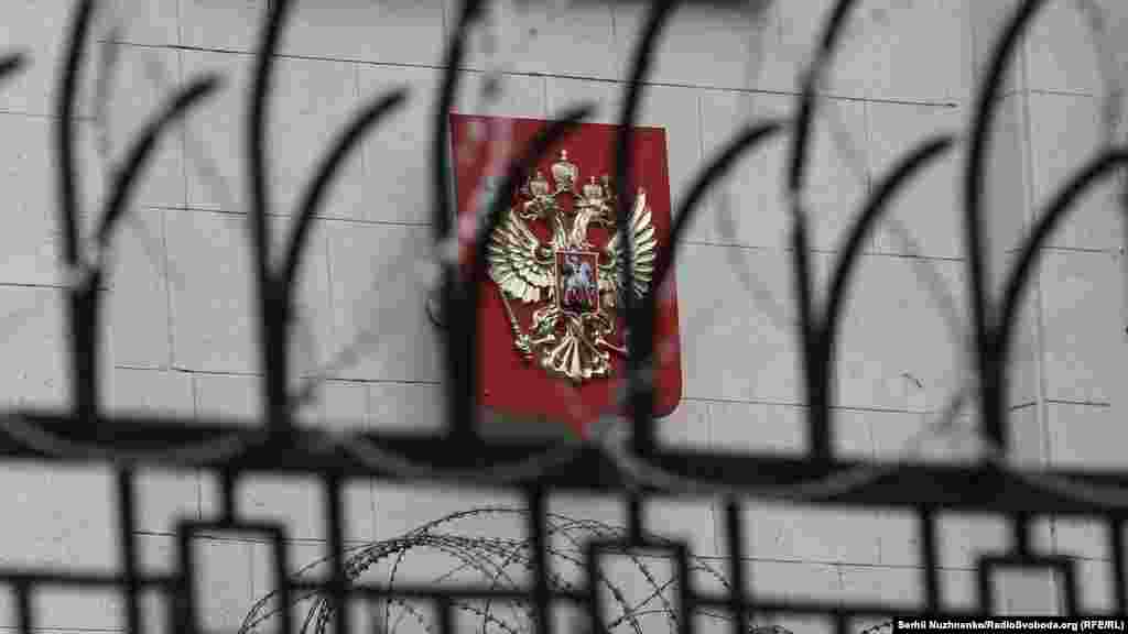 Акции проходили возле посольств стран, которые подписали «Меморандум о гарантиях безопасности в связи с присоединением Украины к Договору о нераспространении ядерного оружия» в Будапеште