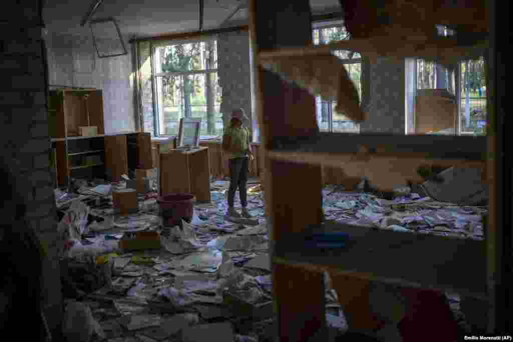 "Мектебімді бомбалағанда қатты қорықтым. Біз мектепке жақын тұрамыз. Үйіміздің терезесі қирады, анам өлім аузынан қалды. Себебі есік анамды басып қала жаздады, ал маған люстра құлай жаздады" дейді 10 жастағы Карина Музика.