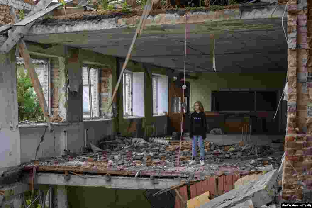 "Жүрегім ауырады, мектебім қирап қалғанына сене алмаймын" дейді 12 жастағы Анна Скибан. 