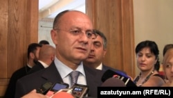 Պաշտպանության նախարար Սեյրան Օհանյանը զրուցում է լրագրողների հետ, արխիվ
