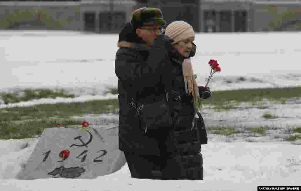 Doi vârstnici trecând pe lângă o groapă comună în care se află victime ale asediului nazist al Leningradului, în Cimitirul Memorial Piskarevskoe din Sankt Petersburg. S-au împlinit 79 de ani de la eliberarea Leningradului, numele orașului din perioada sovietică. Se crede că până la 700 000 de civili au murit de foame, frig, bombardamente și atacurile aeriene în timpul asediului, care a durat aproximativ 900 de zile.