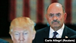 Alen Vajselberg (Allen Weisselberg), glavni finansijski direktor Trampove organizacije gleda tadašnjeg republikanskog kandidata za presednika SAD Donalda Trampa (Trump) na konferenciji za medije u Trampovoj kuli na Menhetnu u Njujorku, 31. maja 2016. 