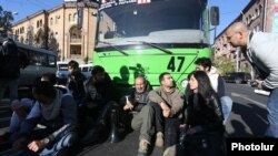 Armenia - Opposition leader Nikol Pashinian (C) and his supporters block traffic through a street in Yerevan, 16 April 2018.