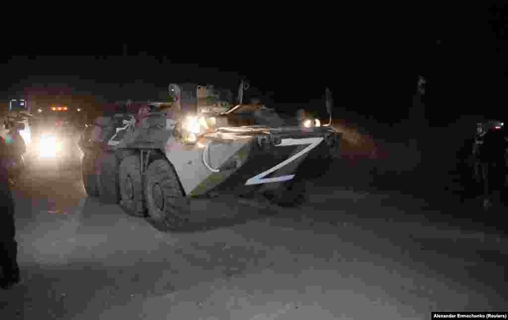Конвој од сепаратисти поддржани од Кремљ ги придружува автобусите што превезуваат украински војници од Азовстал во Мариупол доцна на 16 мај. Заменик-министерката за одбрана Хана Маљар рече дека 53 тешко ранети војници биле пренесени во болница во Новоазовск, кој е под контрола на сепаратистите, додека други 211 се евакуирани преку хуманитарен коридор до друга локација.