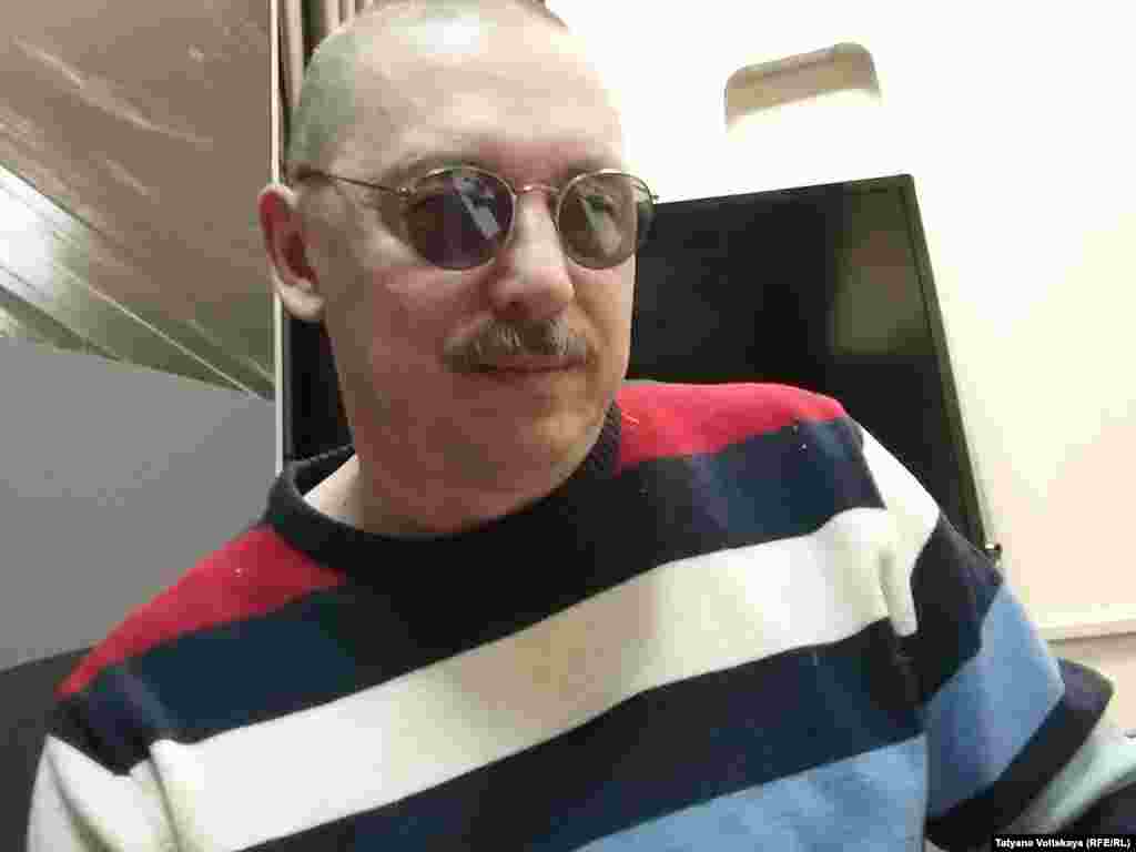 Në Tetor 2018, persona të panjohur hodhën një kurorë lulesh të funeralëve, para ndërtesës së gazetës me shënime që kërcënonin korrespondentin Denis Korotkov. Një kurorë e ngjashme u dërgua gjithashtu edhe në shtëpinë e gazetarit, me një shënim që e quante atë "tradhtar". Korotkov sapo kishte botuar një artikull duke cituar një ndihmës të sigurisë së biznesmenit rus të afërt me Kremlinin, Yevgeny Prigozhin, i cili thoshte se Prigozhin ishte përfshirë në disa sulme kundër kundërshtarëve të tij, si dhe në së paku një vrasje. Persona të panjohur, gjithashtu lanë një shportë me një kokë të prerë të dashit dhe trëndafila të kuq, në zyrën e gazetës ku shkruhej: "Kryeredaktorit të gazetës Novaya, përshëndetje për ju dhe Korotkovit." 