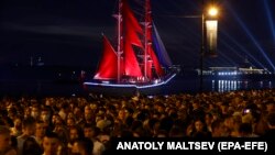Mii de oameni, fără măști, au participat la evenimentele publice din 26 iunie din Sankt Petersburg.