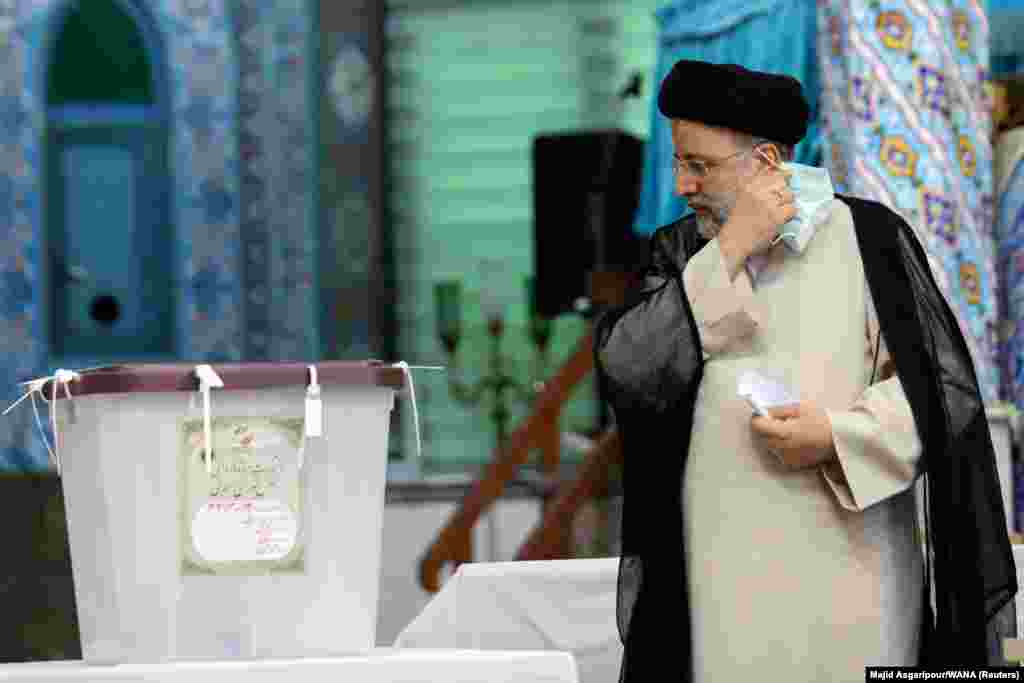 ابراهیم رئیسی بار دیگر در سال ۱۴۰۰ وارد گود انتخابات ریاست جمهوری شد. او روز ۲۸ خرداد در انتخاباتی که با تحریم گسترده بسیاری از نیروهای سیاسی و همچنین رأی‌دهندگان روبه‌رو شد، رئیس‌جمهور منتخب نام گرفت.