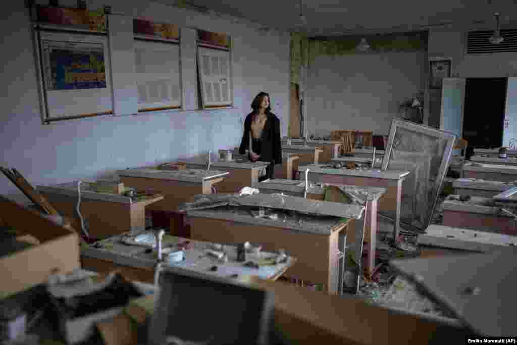 "Біздің көргеніміз – трагедия. Көз жасыс таусылды. Мектебімді, достарымды, мұғалімдерімді сағындым. Бастысы жаңа мектебіміз, жаңа мұғалімдеріміз, жаңа достарымыз болады. Өмір жалғасады" дейді 16 жастағы Кристина Игнатова 3 наурызда Ресейдің шабуылына қираған сыныбын қарап.