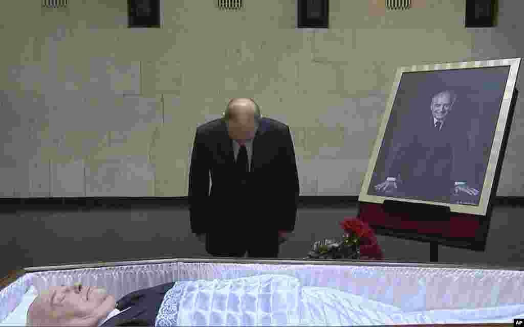 Президент России Владимир Путин у гроба бывшего президента СССР Михаила Горбачева в Москве 1 сентября 2022 года. (AP/Russian Pool)
