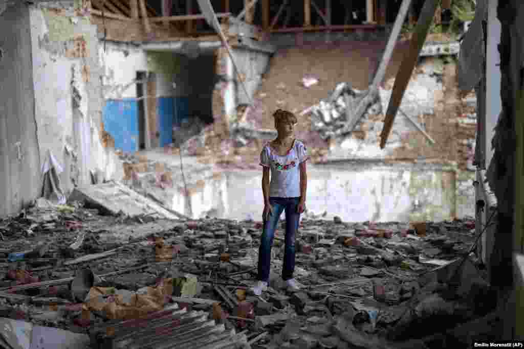 12 жастағы София Клишня қираған сыныбында тұр. "Өзім блім алған сыныбымның қирандысында тұру қорқынышты" дейді ол. 