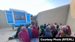 مکتب سیار در کندهار و شماری از شاگردان پسر و دختر