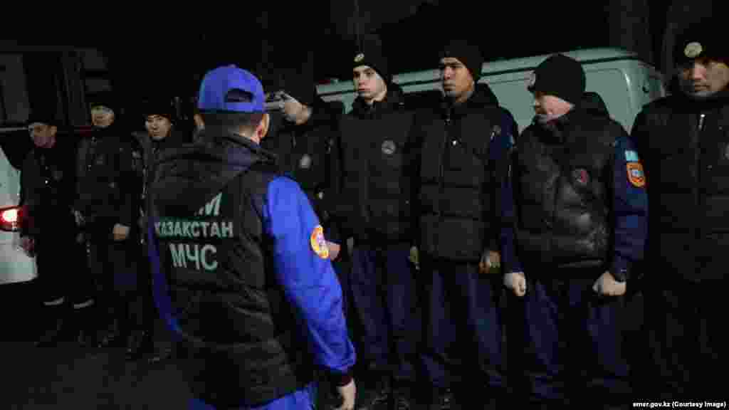 «В составе отряда — спасатели, кинологические расчёты и медики Центра медицины катастроф», — сказали в МЧС 