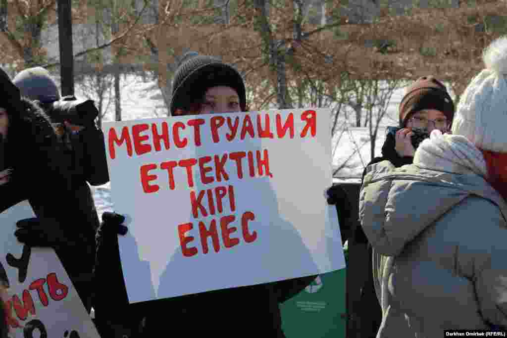 Феминистки считают, что некоторые слова в казахском языке оскорбительны для женщин. К примеру, «менструация» на казахском — «етеккір», что можно вольно перевести как «грязный подол» 