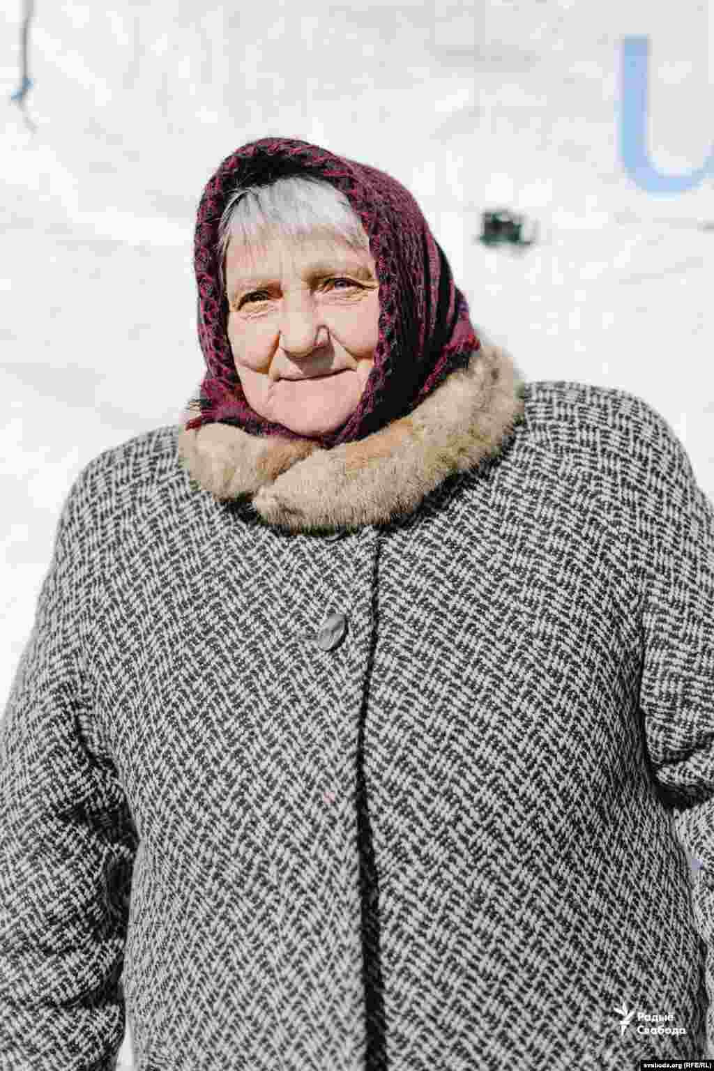 Мария, Сарны, Ровенской области «Мне 72 года. Вся семья осталась дома. Я ухожу одна. В Германии мы встретимся с племянницей. Очень больно, очень тревожно. Без слез невозможно. Убивают маленьких детей, разрушают дома и больницы. Это очень тяжело…»