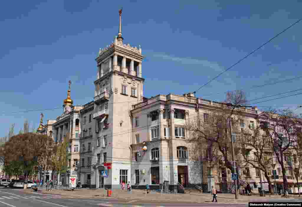 Один із двох історичних «шпилеподібних будинків» у центрі Маріуполя, сфотографований у травні 2021 року