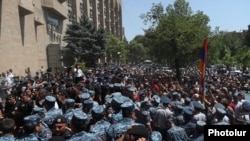 Armenia - Riot police clash with opposition supporters in Yerevan, May 30, 2022.