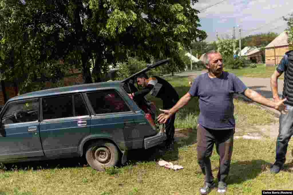 Lakosok készülnek elhagyni Bahmut városát 