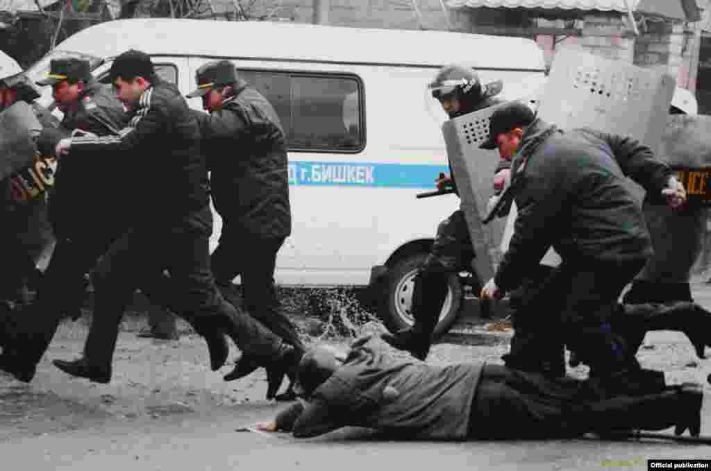 В апрельских событиях 2010 года погибили 87 человек, более 300 человек получили травмы различной степени тяжести. 