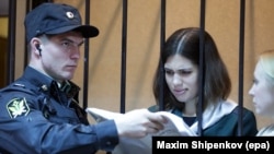 Pussy Riot мүшесі Надежда Толоконникова сот залында. Мордовия республикасы, 26 сәуір 2013 жыл.