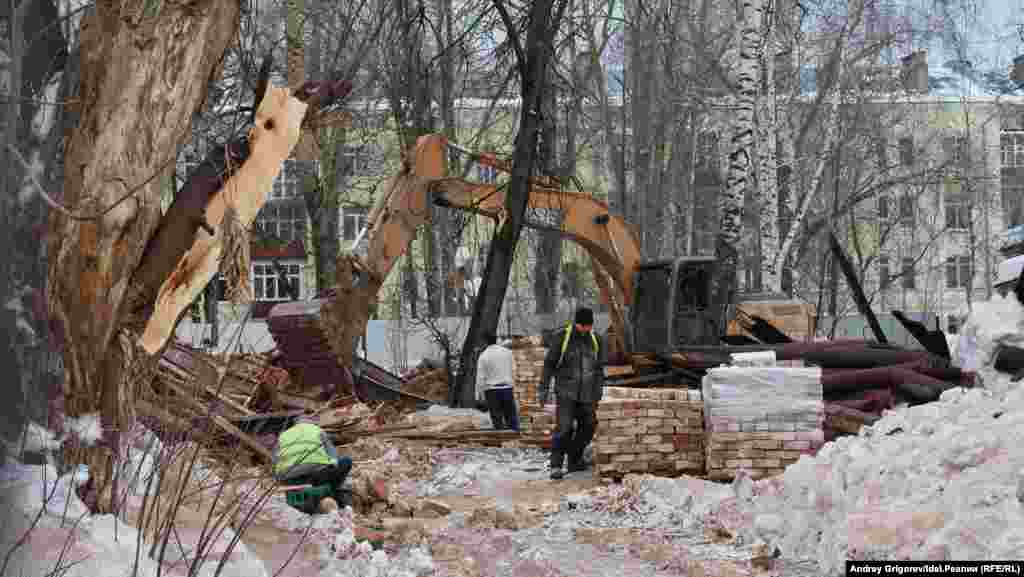 С деревьями, видимо, тоже особо не церемонились. Слева виден изуродованный ствол. 
