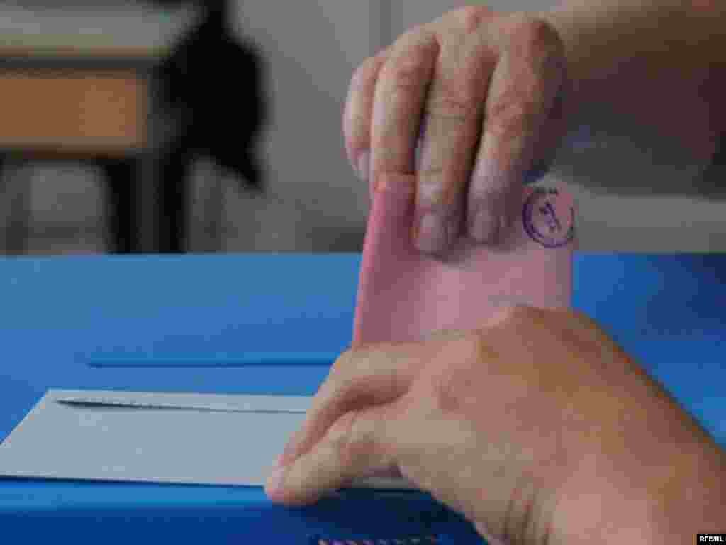 U Crnoj Gori održani lokalni izbori u 14 opština. Glavna politička borba se vodila u Podgorici između koalicije koju predvodi Demokratska partija socijalista i udružene opozicije, 23.05.2010. Foto: Savo Prelević
