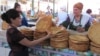 Illýustrasiýa suraty. Türkmenabadyň ýerli bazarynda çörek söwdasy. Maý, 2012-nji ýyl. Arhiwden alyndy.