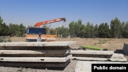 نمایی از کشیدن دیوار جدید بتنی در اطراف محوطه گورستان خاوران، منتشر شده در شبکههای اجتماعی