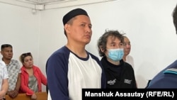 Косай Маханбаев (в центре), житель Алматы, получивший ранения во время Январских событий и заявивший о пытках
