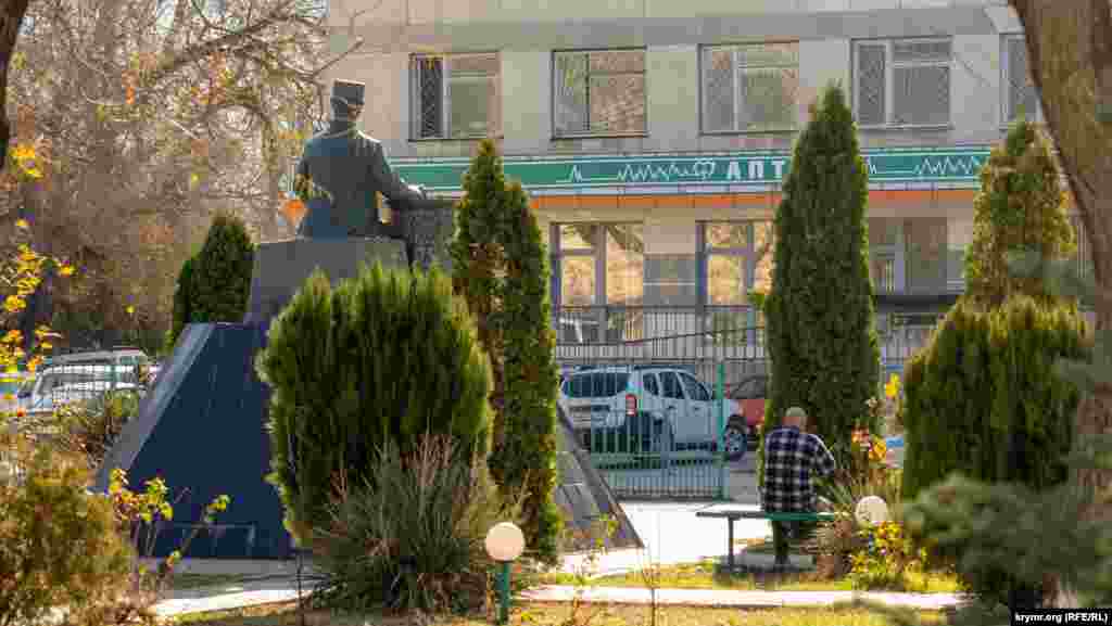 У сквері біля пам'ятника Бекіру Чобан-Заде (1893-1937) – видатному кримськотатарському поетові, тюркологу та академіку. Вченого було репресовано та розстріляно сталінським режимом за «буржуазний націоналізм»