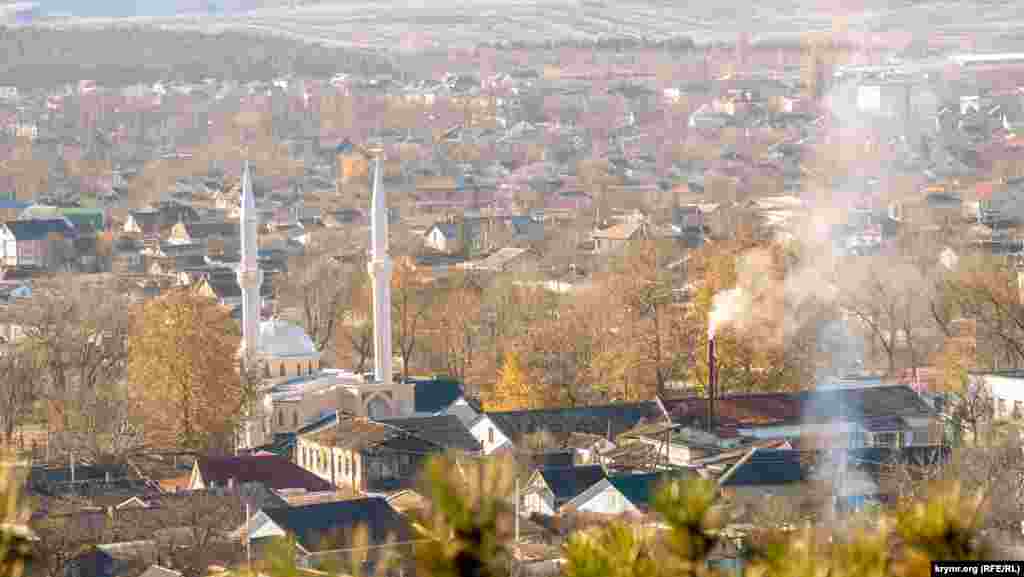 Краєвид на Білогірськ з пагорба Дорт-Куль. Звідси не видно ярмаркової метушні, що відбувається в центрі міста щовівторка та п'ятниці
