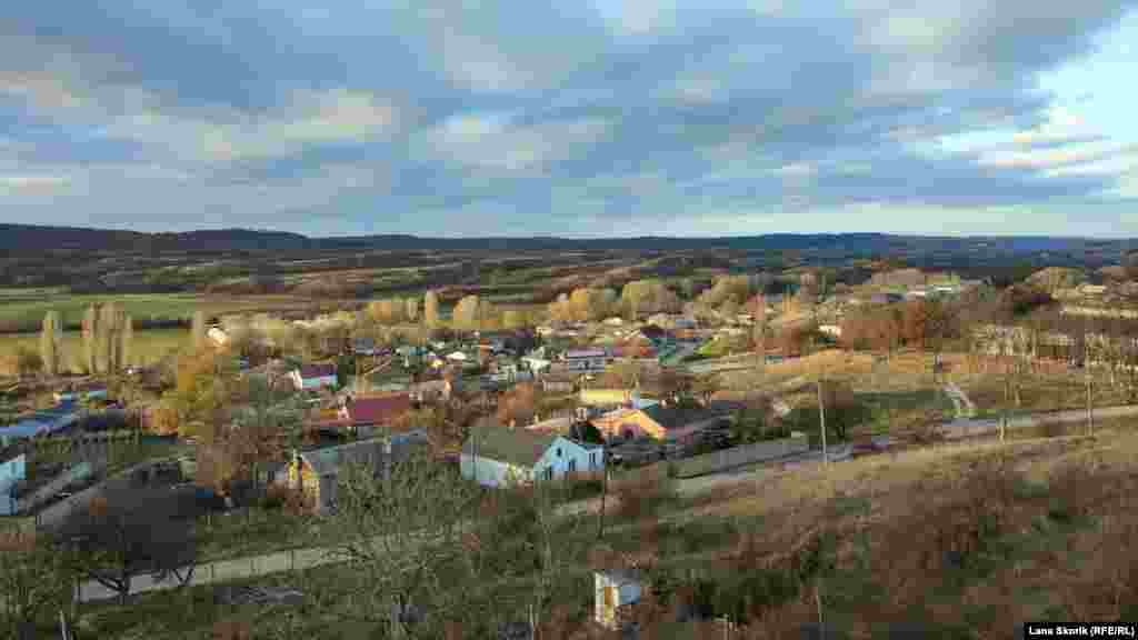Вигляд на село Фурмановку Бахчисарайського району з північного пагорба села До 1945 року село Фурмановка називалося Актачі. Йому кілька сотень років, перші письмові згадки належать до 1679 року. Історики вважають, що тут була вотчина ханського конюха – саме так перекладається слово актачі. Наближеним хан дарував земельні наділи у мальовничій долині річки Кача.