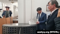 Оппозиционный политик Жасарал Куанышалин (справа), марафонец Марат Жыланбаев (второй справа). Астана, 22 сентября 2022 года
