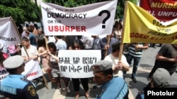 Armenia -- Supporters of the opposition Armenian National Congress demonstrate during a Council of Europe meeting in Yerevan, 31May2013.