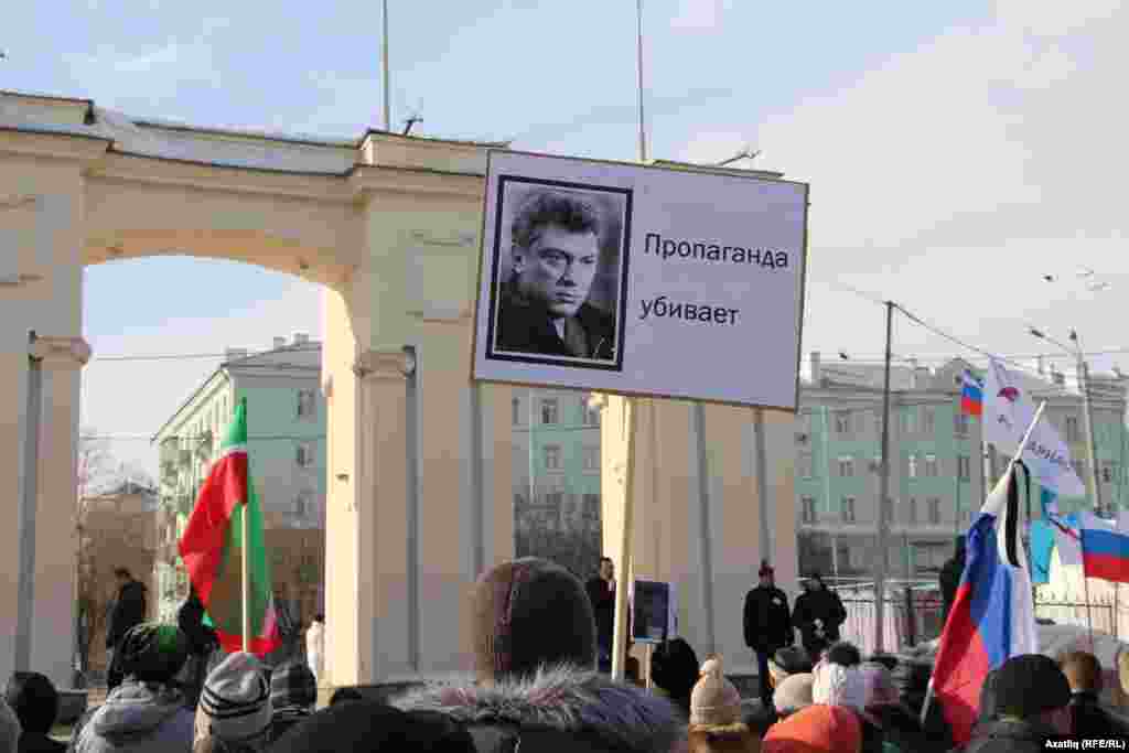 "Пропаганда үтерә" шигаре һәм Немцов фотосы бер сурәттә