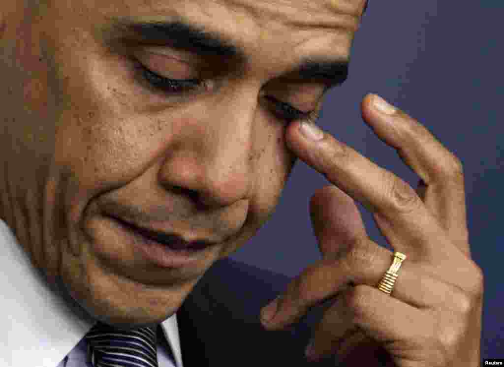 Obama își exprimă durerea profundă pentru victimele atacului de la Școala Elementară de la Sandy Hook Elementary School în Newtown, Connecticut, la 14 decembrie 2012. Atacatorul a deschis foc asupra elevilor și personalului, ucigînd 18 copii și opt adulți. 