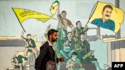 Suriyanın şimal-şərqində Suriya Demokratik Qüvvələrinin (SDQ) tərəfdarlarını əks etdirən divar rəsmi