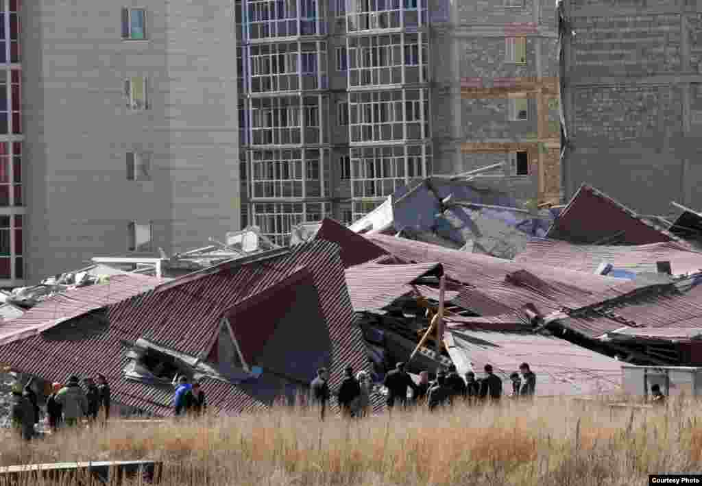 "Бесоба" ықшам ауданындағы қираған бес қабатты тұрғын үйдің үйіндісі. Қарағанды, 6 сәуір 2012 жыл.