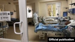 A COVID-19 patient and a medic at the intensive care unit of Surp Grigor Lusavorich Hospital in Yerevan, Armenia (archive photo)