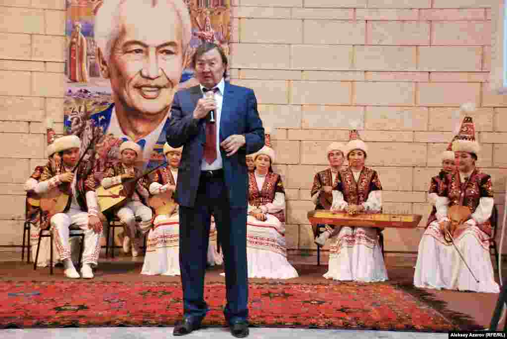 На открытии выставки выступил известный казахский поэт Олжас Сулейменов. Создание исторической трилогии «Кочевники» он назвал подвигом писателя. «Это его долг, и он его выполнил. И странно, что мы не продолжаем это дело». Организаторы выставки приглашали на открытие многих писателей, в том числе и Союз писателей Казахстана. Но пришел только Олжас Сулейменов. Узнав об этом, он сказал: «Видимо, сильно заняты сочинением новых романов по истории, современности. Когда мы чествуем Ильяса Есенберлина и коллеги его не могут прийти и высказать свое мнение, у меня впечатление, что они не читали ни «Хана Кене», ни других его известных и знаменитых вещей. Я помню, за «Хана Кене» в наше время один предприимчивый писатель брал одного барана у чабанов. Вот это в то время считалось нормальной стоимостью. Не думаю, что сейчас найдется хоть один роман в самой роскошной обложке, за который чабан отдаст ягненка».