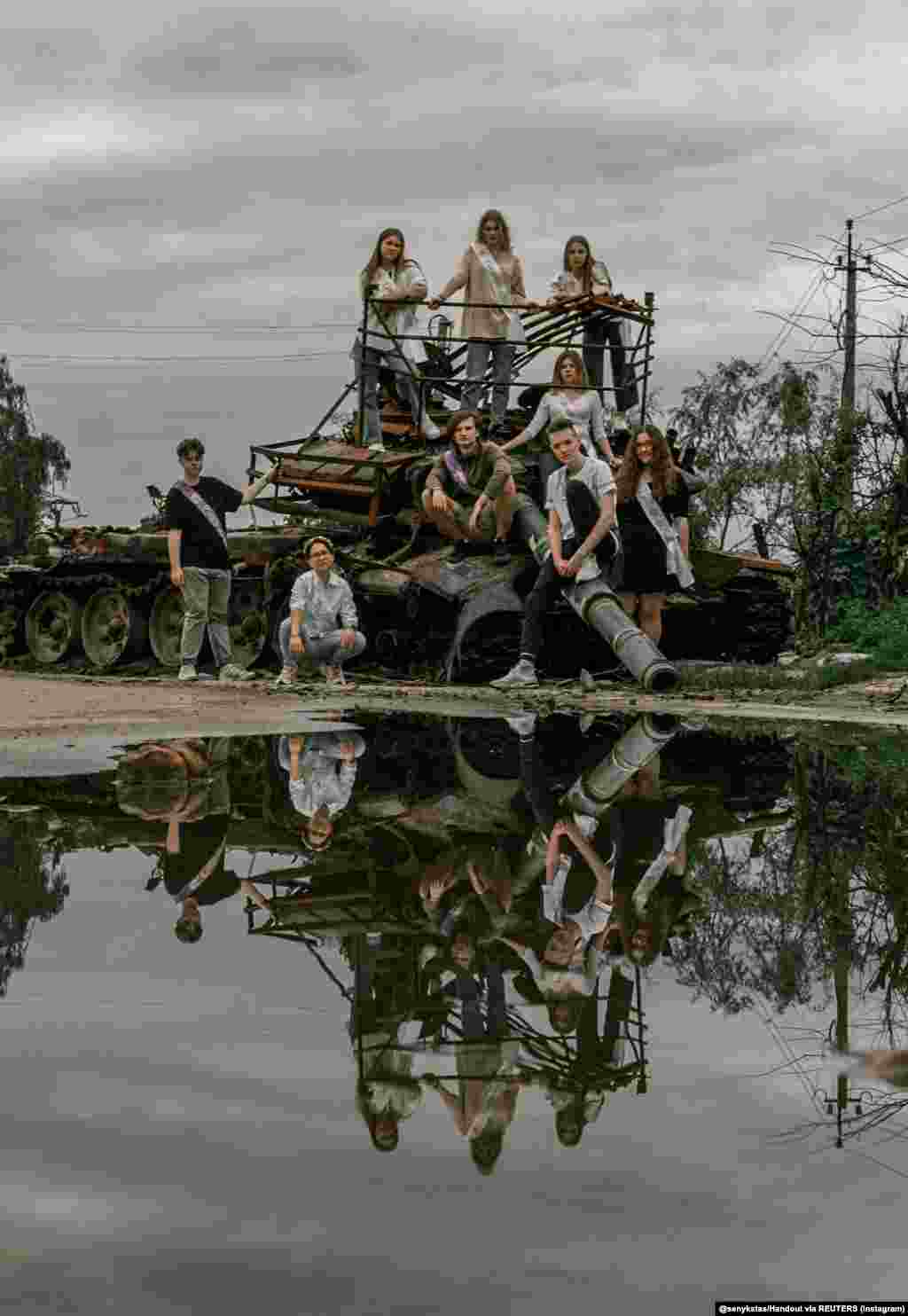 Синек фотосессияға қатысқан оқушылардың өте қуанышты болғанын айтады. "Балалардың жүзінен көңілсіздік байқамадым, олардың сағы сынбаған. Соғыс оларды мықты ете түскен" дейді ол. 